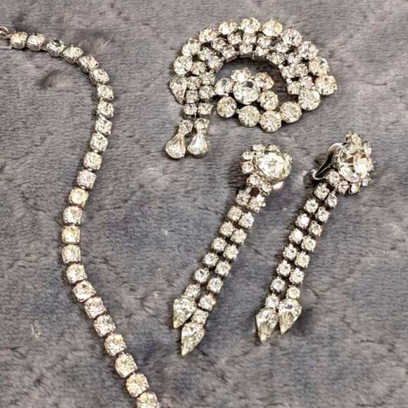 Vintage 1950's Rhinestone Set- Earrings, Brooche, Bracelet - Picture 5 of 17